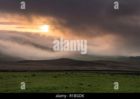 Teesdale, County Durham. Sunday 11th November 2018. UK Weather. A beautiful Armistice Day sun rises over the fields of Teesdale, Northeast England. Credit: David Forster/Alamy Live News Stock Photo