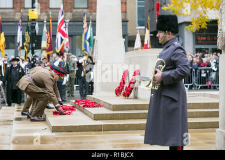 Manchester , England , 11th November 2018  Armistice Day in Manchester. Today (Sunday 11 November) marks 100 years since the end of the First World War. A service and minute's silence is held at the Manchester Cenotaph , St Peter's Square in Manchester city centre.   Credit: Chris Bull/Alamy Live News. Stock Photo
