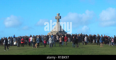 Newquay, Cornwall, UK. 11th Nov, 2018. A spontaneous gathering from hundreds of Newquay folk on the 11th November at the towns War memorial at 11AM. No bugles, no speeches, no ceremony. Official events and services were held at other venues in the town. 11th November 2018, Robert Taylor/Alamy Live News.  Newquay, Cornwall, UK. Credit: Robert Taylor/Alamy Live News Stock Photo