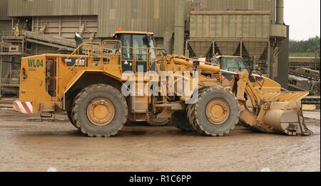 A Caterpillar Wheeled loading shovel working in a quarry in Leicestershire Stock Photo