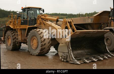 A Caterpillar Wheeled loading shovel working in a quarry in Leicestershire Stock Photo