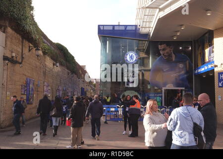 London, UK. 11th November, 2018. Chelsea Football Club, Fulham, London, SW6 UK   Crowds begin to gather at Stamford Bridge prior to the Centennial Remembrance Day game against Everton. Credit: Motofoto/Alamy Live News Stock Photo