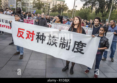 Barcelona, Catalonia, Spain. 11th Nov, 2018. A banner written in Japanese (Against institutional racism) is seen during the demonstration.A new manifestation against institutional racism has crossed the streets of the center of Barcelona. Accompanied by social organizations and the Trade Union of street vendors, more than 500 people have claimed to end racism in Barcelona and have denounced police identifications according to the color of their skin. Credit: Paco Freire/SOPA Images/ZUMA Wire/Alamy Live News