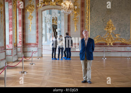 Rundale, Latvia. 26th Aug, 2018. The art historian and long-time castle director Imants Lancmanis stands in Rundale Castle in the Golden Hall. The Latvian art historian Imants Lancmanis has dedicated more than 50 years of his life to the restoration of the largest baroque castle in the Baltic States. Now the lord of the castle is retiring. (to dpa-KORR.: 'Enough renovated: lord of the castle of the 'Latvian Versailles' retires' from 12.11.2018) Credit: Alexander Welscher/dpa/Alamy Live News Stock Photo