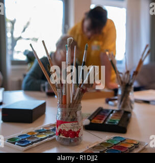 Berlin, Germany. 08th Nov, 2018. Seniors paint under guidance pictures in the Immanuel Seniorenzentrum Schöneberg. On 14 November, it will be the first home in Germany to receive a quality seal for so-called LSBTI*-sensitive care. (to ''Diversity as a place to live' - Schöneberger Heim nurtures 'Residents*innen'' from 12.11.2018) Credit: Paul Zinken/dpa/Alamy Live News Stock Photo