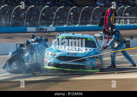 Phoenix, AZ, USA. 11th Nov, 2018. NOVEMBER 11: Kevin Harvick, driver of the #4 Busch Light Ford in the pits with a flat right-front tire during the Monster Energy NASCAR Cup Series Can-Am 500 at ISM Raceway on November 11, 2018 in Phoenix, Arizona. Credit: Doug James/ZUMA Wire/Alamy Live News Stock Photo