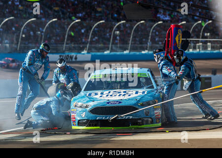 Phoenix, AZ, USA. 11th Nov, 2018. NOVEMBER 11: Kevin Harvick, driver of the #4 Busch Light Ford in the pits with a flat right-front tire during the Monster Energy NASCAR Cup Series Can-Am 500 at ISM Raceway on November 11, 2018 in Phoenix, Arizona. Credit: Doug James/ZUMA Wire/Alamy Live News Stock Photo