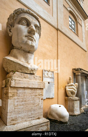 The head and hand of the Colossus of Constantine in the courtyard of the Palazzo dei Conservatori, part of the Capitoline Museums,   Rome, Italy. Stock Photo
