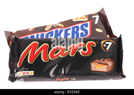 Lot de 5 barres de chocolat blanc Snickers dont une retirée Royaume-Uni  isolé sur fond blanc Photo Stock - Alamy