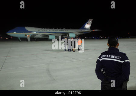November 09, 2018 - Paris, France: French gendarmes watch on as US Air Force One arrives at the airport of Paris Orly. Le president americain Donald Trump et son epouse Melania descendent de l'Air Force One a leur arrivee a l'aeroport d'Orly. *** FRANCE OUT / NO SALES TO FRENCH MEDIA *** Stock Photo