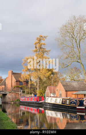 Colorfull narrowboats at Tom o the Wood on the Grand Union Canal near Lapworth, Warwickshire, England, UK Stock Photo