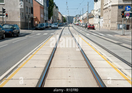 Wien, Straßenbahngleise, selbstständiger Gleiskörper Stock Photo - Alamy