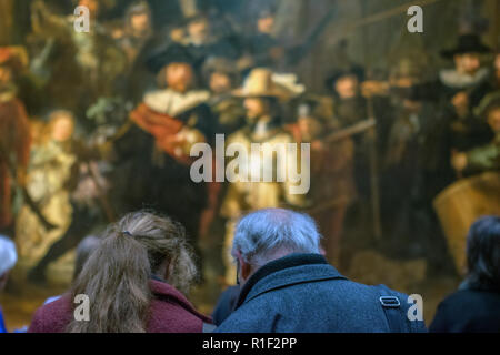 Couple At The Nachtwacht Painting At The Rijksmuseum Amsterdam The Netherlands 2018 Stock Photo