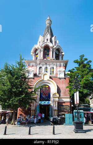 Uzun oyoqli qiz kamerada yechinmoqda