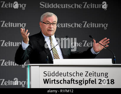 Berlin, Germany. 12th Nov, 2018. Kurt Kister, editor-in-chief of SZ, speaks at the 12th economic summit of the Süddeutsche Zeitung. The President of the European Commission gives the opening speech at the meeting of politicians and representatives of business. Credit: Britta Pedersen/dpa-Zentralbild/dpa/Alamy Live News Stock Photo