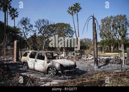 Malibu, California, USA. 12th Nov, 2018. Many houses lie in ruin, this smoke from the ground still seeping out from hot spots in Point Dume. Credit: Chris Rusanowsky/ZUMA Wire/Alamy Live News