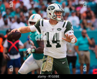 Miami Gardens, Florida, USA. 4th Nov, 2018. New York Jets quarterback Sam Darnold (14) in action during an NFL football game between the New York Jets and the Miami Dolphins at the Hard Rock Stadium in Miami Gardens, Florida. Credit: Mario Houben/ZUMA Wire/Alamy Live News Stock Photo