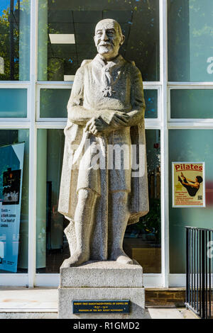 Statue of Baden-Powell by Don Potter. Baden-Powell House is a Scouting hostel and conference centre in South Kensington. London, England, United Kingd Stock Photo