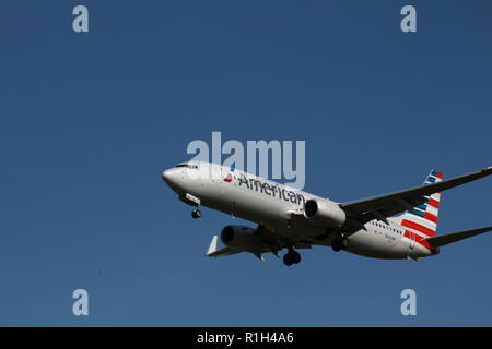 American Airlines Boeing 737-823 N962NN pcomming in for a landing at Dulles Airport, Dulles, VA. Stock Photo