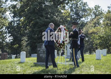 Prime Minister of Georgia Mamuka Bakhtadze participates in a wreath-laying ceremony at the gravesite of U.S. Army Gen. John M. Shalikashvili in Section 30 of Arlington National Cemetery, Arlington, Virginia, Sept. 19, 2018. Shalikashvili was the first foreign-born soldier to become the chairman of the Joint Chiefs of Staff, serving under President Bill Clinton from 1993 to 1997. His father, Dimitri Shalikashvili, was an aristocratic Georgian nationalist and served as a lieutenant colonel in the army of the Democratic Republic of Georgia. Gen. Shalikashvili passed away on July 23, 2011 at the a Stock Photo