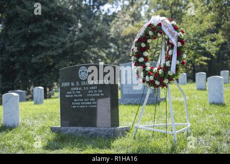 Prime Minister of Georgia Mamuka Bakhtadze participates in a wreath-laying ceremony at the gravesite of U.S. Army Gen. John M. Shalikashvili in Section 30 of Arlington National Cemetery, Arlington, Virginia, Sept. 19, 2018. Shalikashvili was the first foreign-born soldier to become the chairman of the Joint Chiefs of Staff, serving under President Bill Clinton from 1993 to 1997. His father, Dimitri Shalikashvili, was an aristocratic Georgian nationalist and served as a lieutenant colonel in the army of the Democratic Republic of Georgia. Gen. Shalikashvili passed away on July 23, 2011 at the a Stock Photo