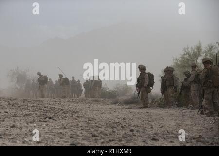 U.S. Marines with Alpha Company, 1st Battalion, 3d Marine Regiment, wait to board an MV-22B Osprey aircraft assigned to Marine Aviation Weapons and Tactics Squadron One (MAWTS-1) in support of Weapons and Tactics Instructor (WTI) course 1-19 in Welton, Arizona, Sept. 19, 2018. WTI is a seven-week training event hosted by MAWTS-1 which emphasizes operational integration of the six functions of Marine Corps aviation in support of a Marine air-ground task force. WTI also provides standardized advanced tactical training and certification of unit instructor qualifications to support Marine aviation Stock Photo