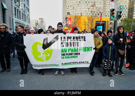 Montreal,Canada.10 November,2018.Montrealers participating in a climate march for the environment.Credit:Mario Beauregard/ALamy Live News Stock Photo