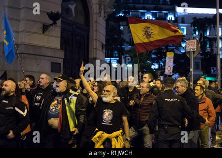 Madrid, Spain. 12th Nov, 2018. National police and civil guard agents members of 'Jusapol' group, protest in front of the Palace Hotel where Prime Minister Pedro Sanchez was attending the annual meeting of the newspaper Expansion. Protesters are demanding equal salaries with regional police. Madrid, Spain. Credit: Marcos del Mazo/Alamy Live News Stock Photo