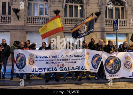 Madrid, Spain. 12th Nov, 2018. National police and civil guard agents members of 'Jusapol' group, protest in front of the Palace Hotel where Prime Minister Pedro Sanchez was attending the annual meeting of the newspaper Expansion. Protesters are demanding equal salaries with regional police. Madrid, Spain. Credit: Marcos del Mazo/Alamy Live News Stock Photo
