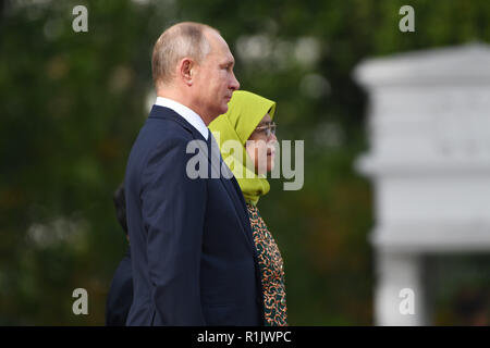 Singapore. 13th Nov, 2018. Singaporean President Halimah Yacob (back) and Russian President Vladimir Putin attend the welcome ceremony held in Singapore on Nov. 13, 2018. Credit: Then Chih Wey/Xinhua/Alamy Live News Stock Photo