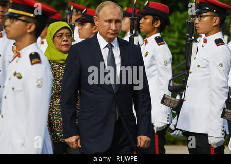 Singapore. 13th Nov, 2018. Singaporean President Halimah Yacob and Russian President Vladimir Putin attend the welcome ceremony held in Singapore on Nov. 13, 2018. Credit: Then Chih Wey/Xinhua/Alamy Live News Stock Photo