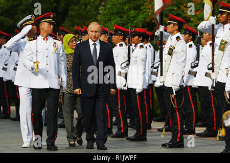 Singapore. 13th Nov, 2018. Singaporean President Halimah Yacob and Russian President Vladimir Putin attend the welcome ceremony held in Singapore on Nov. 13, 2018. Credit: Then Chih Wey/Xinhua/Alamy Live News Stock Photo