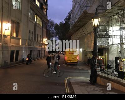 London, UK. 30th Oct, 2018. The last street lamp in London that still runs on methane from the sewers. It's behind the Savoy Hotel. (to dpa 'How Londoners go to the toilet - from the 'big stench' to the toilet app' from 14.11.2018) Credit: Cornelia Neumeyer/dpa/Alamy Live News Stock Photo