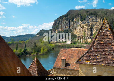 Picturesque honeypot village of La Roque-Gageac is built under the cliffs beside the Dordogne River in Dordogne, Nouvelle Aquitaine, France. It is a member of the Les Plus Beaux Villages de France association. Stock Photo