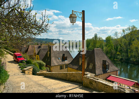 Picturesque honeypot village of La Roque-Gageac is built under the cliffs beside the Dordogne River in Dordogne, Nouvelle Aquitaine, France. It is a member of the Les Plus Beaux Villages de France association. Stock Photo