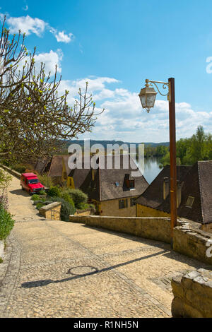Picturesque honeypot village of La Roque-Gageac is built under the cliffs beside the Dordogne River in Dordogne, Nouvelle Aquitaine, France. It is a member of the Les Plus Beaux Villages de France association. Stock Photo