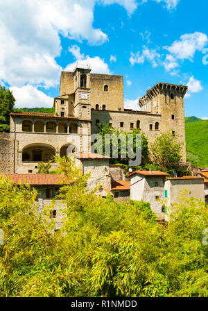 Vertical view of Castello della Verrucola in Fivizzano, Massa e Carrara, Tuscany, Italy Stock Photo