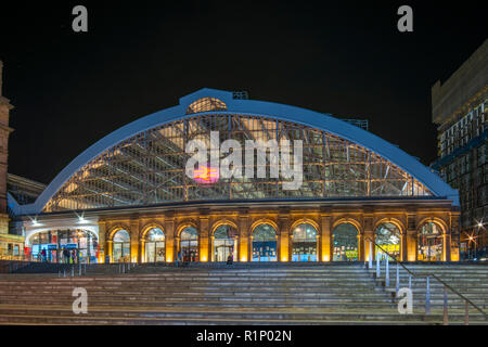 Nighttime view of Lime Street Railway station Liverpool Stock Photo