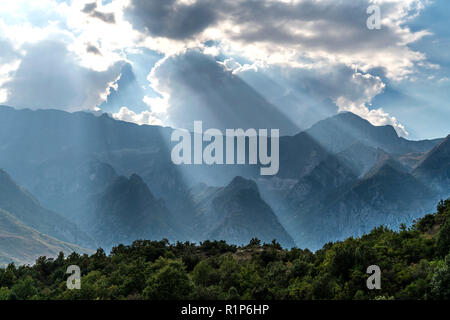 Bergige Landschaft am Fluss Vjosa, Albanien, Europa | Mountainous landscape at the river Vjosa, Albania, Europe Stock Photo