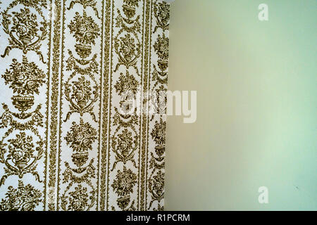 gold finished flock style old fashioned wallpaper Stock Photo