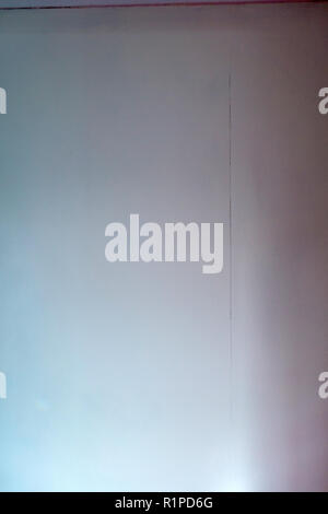 very simple sheets of plain wallpaper on wall with join showing Stock Photo