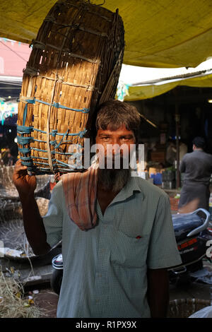 A porter with his 'palti' or basket in Crawford Market or Mahatma Jyotiba Phule Mandai in Mumbai, India, an iconic fruit and vegetable market Stock Photo