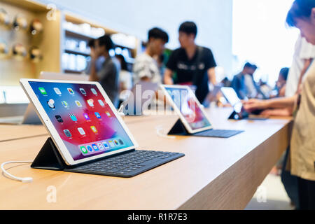 BANGKOK, THAILAND - SEPTEMBER 11, 2018:  Apple Store New Product. Ipad Pro with smart keyboard display at apple store in Iconsiam Bangkok Thailand. Stock Photo