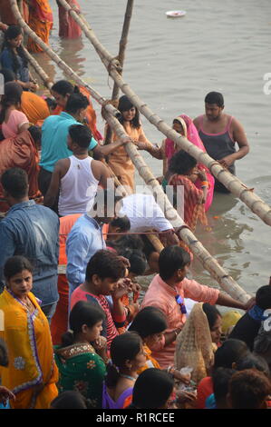 Kolkata, India. 14th Nov, 2018. Hindu devotees gather at Ramkrishnapur ghat, Howrah of riverbank of the Ganges or river Hooghly to perform Usha Arghya and Paran or morning offerings to the Sun god at the last day of the multi-day annual Hindu Chhath festival regarded mainly by the people of Indian states of Bihar, Chhattisgarh, Jharkhand, Madhya Pradesh, Odisha, Rajasthan, Uttarkhand, Uttar Pradesh, West Bengal and Madhesh region of Nepal etc. Credit: Biswarup Ganguly/Alamy Live News Stock Photo