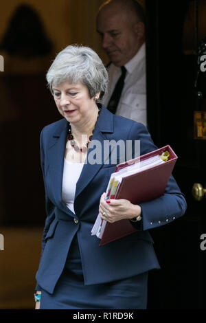 London, UK. 14th Nov, 2018. PM Theresa May leaves 10 Downing Street to attend the weekly PMQ at Parliament ahead of a Special Cabinet meeting on  the draft Brexit documents Credit: amer ghazzal/Alamy Live News Stock Photo