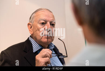 14 November 2018, Hessen, Frankfurt/Main: The American paleoanthropologist and discoverer of the skeleton 'Lucy', Donald C. Johanson, speaks to journalists during a press conference at the Senckenberg Museum. The paleoanthropologist discovered the Australopithecus afarensis skeletal remains 44 years ago in Ethiopia. The skeleton 'Lucy' was long regarded as the oldest evidence of the upright gait of our ancestors. Photo: Silas Stein/dpa Stock Photo