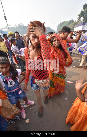 Kolkata, India. 14th Nov, 2018. Hijra dancing during the morning offerings to the Sun god at the last day of the multi-day annual Hindu Chhath festival regarded mainly by the people of Indian states of Bihar, Chhattisgarh, Jharkhand, Madhya Pradesh, Odisha, Rajasthan, Uttarkhand, Uttar Pradesh, West Bengal and Madhesh region of Nepal etc. Credit: Biswarup Ganguly/Alamy Live News Stock Photo