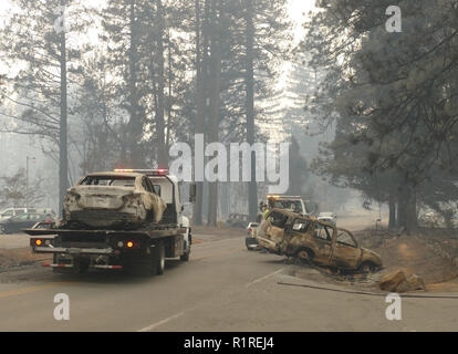 Paradise, USA. 13th Nov, 2018. Burnt out cars are removed from the roadside after the forest fire, the so-called 'camp' fire. Paradise has become a ghost town. Only fire engines and fire engines drive through the spooky landscape. Residents are not allowed to return for the time being. (to dpa 'Paradise as hell on earth - 'Will create a new church' of 14.11.2018) Credit: Barbara Munker/dpa/Alamy Live News Stock Photo