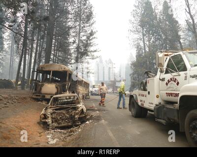 Paradise, USA. 13th Nov, 2018. Burnt out cars are removed from the roadside after the forest fire, the so-called 'camp' fire. Paradise has become a ghost town. Only fire engines and fire engines drive through the spooky landscape. Residents are not allowed to return for the time being. (to dpa 'Paradise as hell on earth - 'Will create a new church' of 14.11.2018) Credit: Barbara Munker/dpa/Alamy Live News Stock Photo