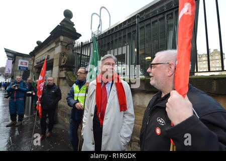 Edinburgh, UK. 14th Nov, 2018. Ahead of a Holyrood vote calling for the ScotRail break clause to be exercised, Scottish Labour leader Richard Leonard and Transport spokesperson Colin Smyth campaign at Waverley station. Credit: Colin Fisher/Alamy Live News